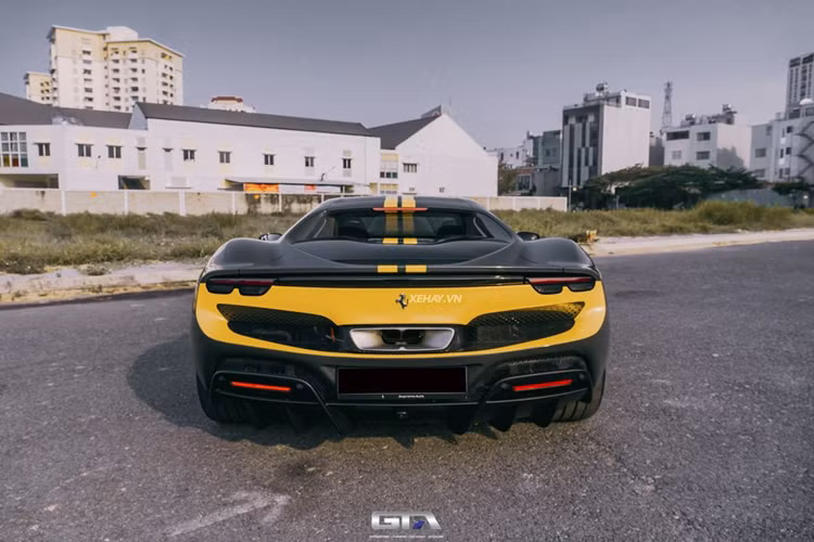 “Sức mạnh” này cho phép Ferrari 296 GTB dễ dàng tăng tốc từ 0-100 km/h chỉ trong 2,9 giây, 200 km/h trong 7,3 giây và đạt giới hạn điện tử ở 330 km/h. Mức giá xe Ferrari 296 GTB chính hãng tại Việt Nam sau khi ra đầy đủ biển số hiện không dưới 24 tỷ đồng.