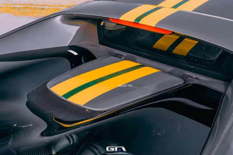 Ở phía sau, Ferrari 296 GTB được trang bị cánh gió chủ động lấy cảm hứng từ LaFerrari được tích hợp vào cản sau cho phép 296 GTB tạo ra lực ép xuống phía sau ở mức cao khi cần thiết: tương đương với mức tối đa 360 kg ở tốc độ 250 km/giờ.