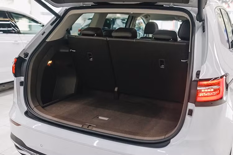 So với Hyundai Custin và Kia Carnival, mẫu MPV 7 chỗ Viloran có kích thước nhỉnh hơn. Mẫu MPV sở hữu ngôn ngữ thiết kế mang đậm nét đặc trưng của Volkswagen với điểm nhấn là cụm lưới tản nhiệt V-Line mạ chrome bắt mắt.
