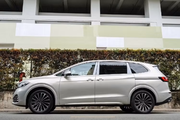Volkswagen Viloran chỉ có duy nhất động cơ xăng 2.0L tăng áp, cho ra công suất 220 mã lực tại dải vòng tua 4.900-6.700 vòng/phút và mô-men xoắn cực đại 350 Nm tại dải vòng tua 1.600-4.300 vòng/phút. Đi kèm với đó là hộp số ly hợp kép DSG 7 cấp.