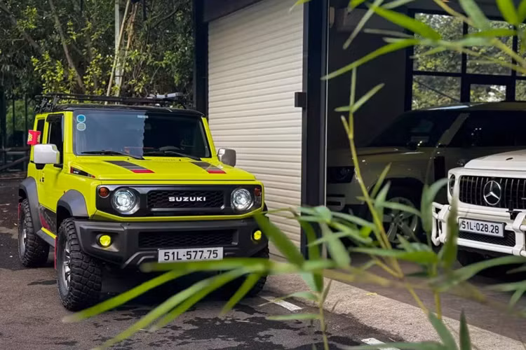 Gần đây, anh Phong đã có chuyến khám phá nhanh đất nước Malaysia trên chiếc xe Land Rover Defender 75th Limited Edition, mà toàn Việt Nam chỉ có đúng 5 chiếc được bán ra.