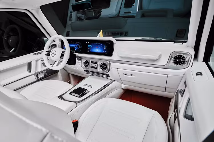 Mercedes không tiết lộ chi tiết về hiệu năng xe nhưng cho biết hệ dẫn động bốn bánh toàn thời gian bốn động cơ đã được “điều chỉnh để phù hợp với tốc độ đặc biệt thấp khi xuất hiện trước công chúng”.