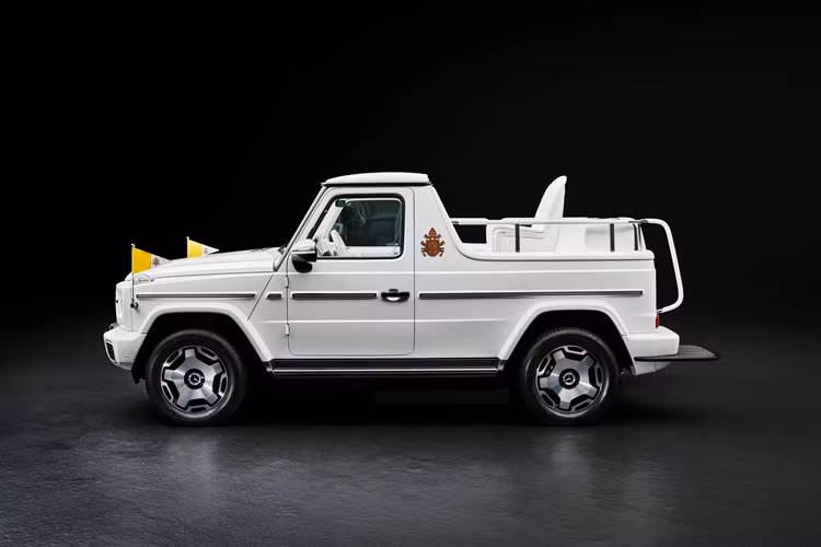 Mẫu xe độc nhất này được phát triển với sự hợp tác chặt chẽ giữa Mercedes-Benz và Vatican và có ngoại thất màu trắng ngọc trai cũng như thiết kế mui trần. Điều này đòi hỏi phải có những sửa đổi lớn và Mercedes cho biết cửa sau bên trái đã được tháo ra, chế tạo lại và “hàn liền mạch vào thân xe”.