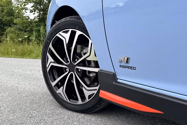 Hyundai Canada sau đó đã tặng Elantra cho chương trình truyền hình Roulez au Suivant để phục chế và chiếc xe sẽ được tặng lại cho một người xem may mắn. Theo đó, hơn 100 bộ phận đã được thay thế, bao gồm cả khối động cơ.