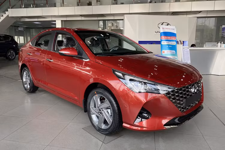 Trong khi đó, bản MT có giá 420 triệu đồng, rẻ hơn 52 triệu đồng. Mức giảm tương ứng của bản AT là 39 triệu đồng, xuống còn 462 triệu. Bản AT Đặc biệt có giá 502 triệu đồng, giảm 40 triệu đồng.
