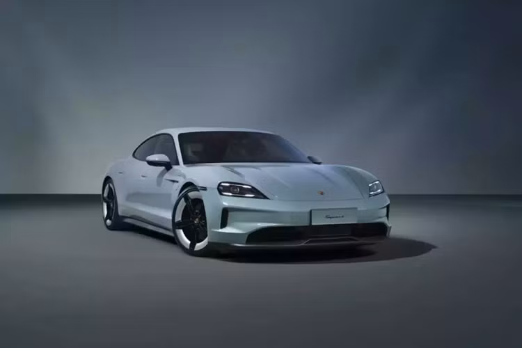 Porsche cho biết công suất đầu ra sẽ khác nhau tùy thuộc vào loại pin được chỉ định, nhưng dự kiến sẽ đạt tới 402 mã lực khi sử dụng chức năng tăng áp hoặc 429 mã lực khi bật kiểm soát khởi động.