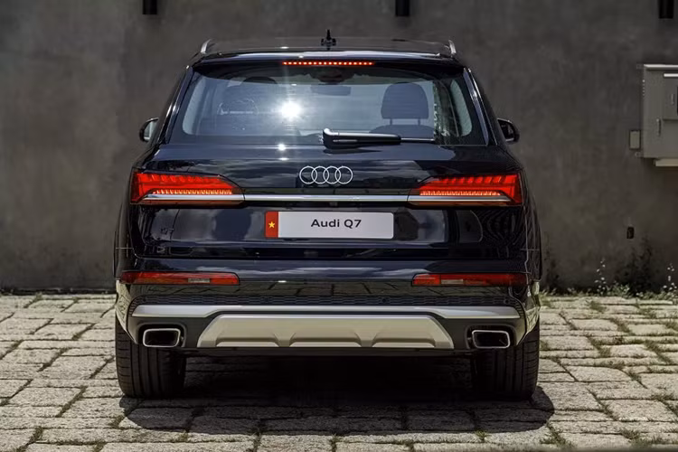Tại thị trường Việt Nam, mức giá xe Audi Q7 2024 khởi điểm từ 3,57 tỷ đồng và cạnh tranh với những đối thủ như BMW X5 hoặc Mercedes-Benz GLE. Xe được bảo hành 3 năm, không giới hạn km, tương tự các sản phẩm khác của thương hiệu Audi ở Việt Nam.