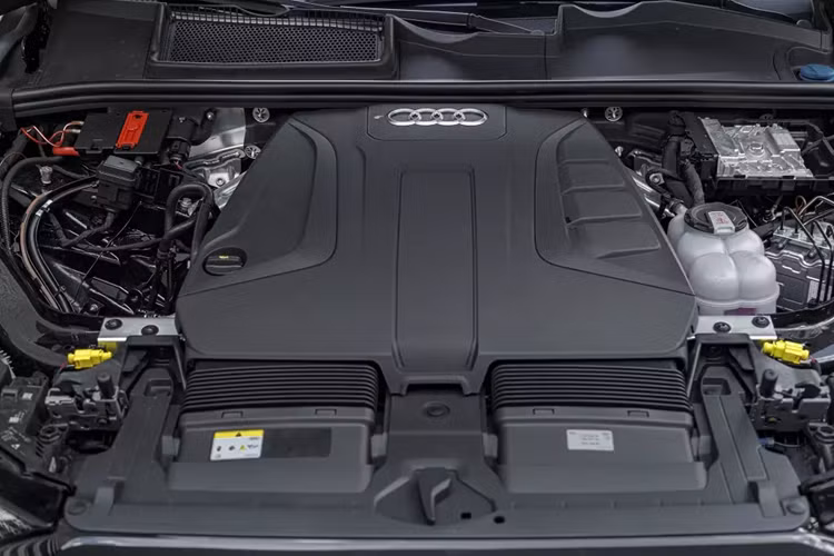 Động cơ này giúp xe tăng tốc từ 0 - 100 km/h trong thời gian 7,3 giây và đạt vận tốc tối đa 230 km/h. Ngoài ra, xe còn có hộp số 8 cấp tiptronic và hệ dẫn động bốn bánh toàn thời gian quattro.