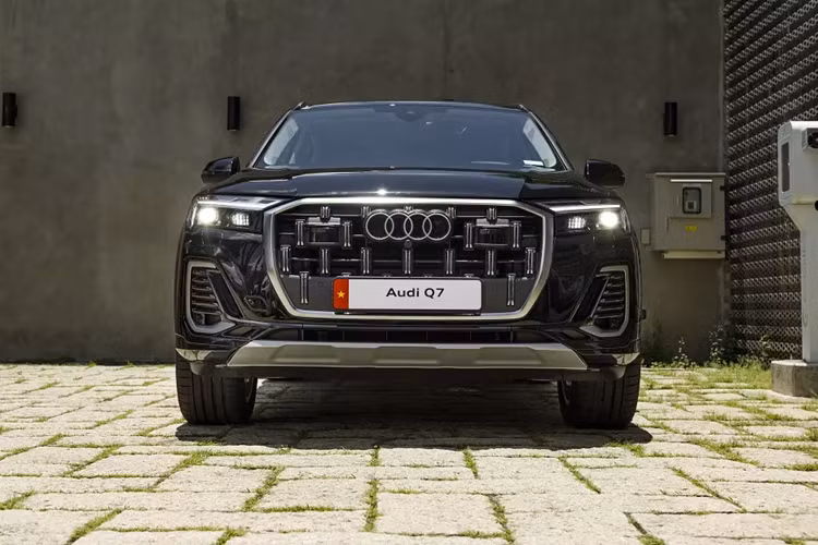 Cụ thể, mẫu xe SUV Audi Q7 2024 được trang bị lưới tản nhiệt khung đơn hình bát giác với các đường khảm dọc có hình giọt nước bên ngoài trên bản tiêu chuẩn và hình chữ "L" ở bản Sline.