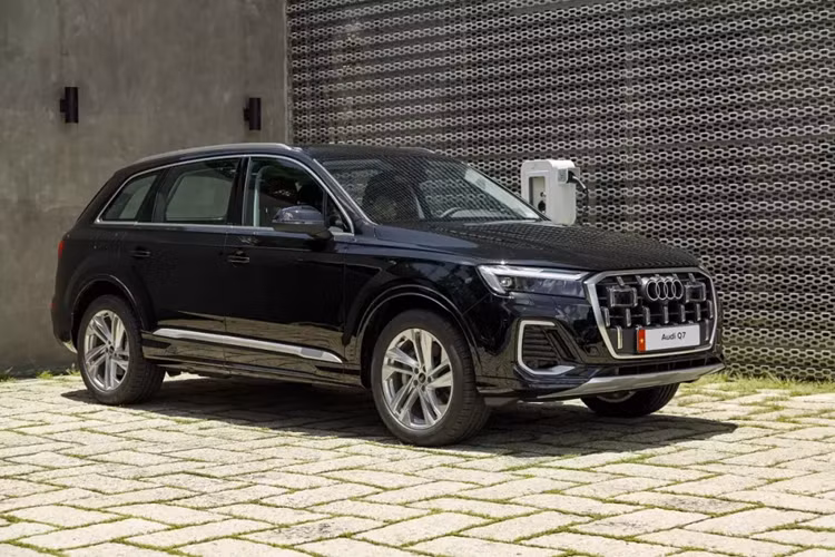 Vào hồi tháng 4/2024, hãng Audi đã chính thức công bố thông tin về phiên bản mới của dòng xe Q7 dành cho thị trường Việt Nam. Đến nay, những chiếc Audi Q7 2024 mới đã chính thức có mặt đại lý Việt Nam với 2 phiên bản, bao gồm tiêu chuẩn và Sline.