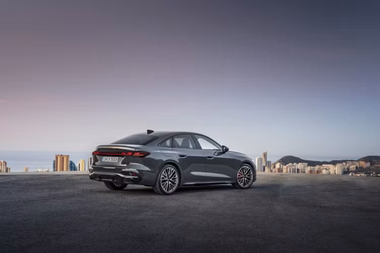 Audi A5L tại Trung Quốc như một phần của liên doanh với FAW. Điều tương tự cũng áp dụng cho mẫu SUV Audi Q6L E-tron chạy hoàn toàn bằng điện cũng được trưng bày tại Triển lãm ô tô Quảng Châu.