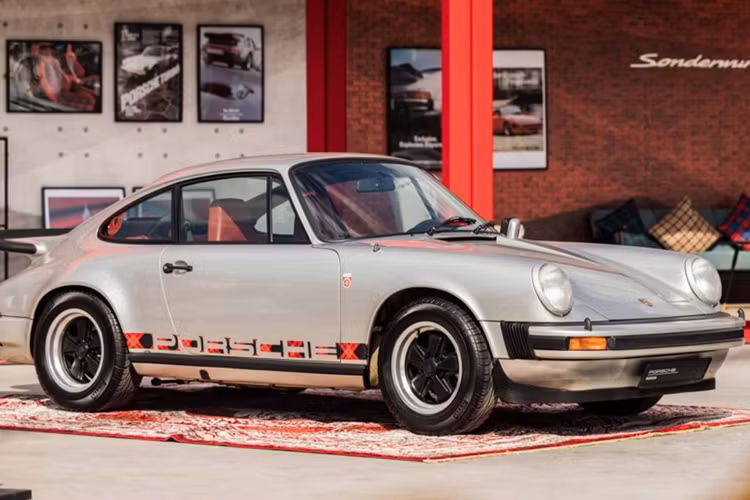 Khác với những chiếc Porsche Turbo được bán từ mùa xuân năm 1975 trở đi, món quà của Piëch lại có thân xe hẹp của chiếc 911 Carrera. Phần đuôi xe được đính logo “Carrera” thay vì logo “Turbo”.