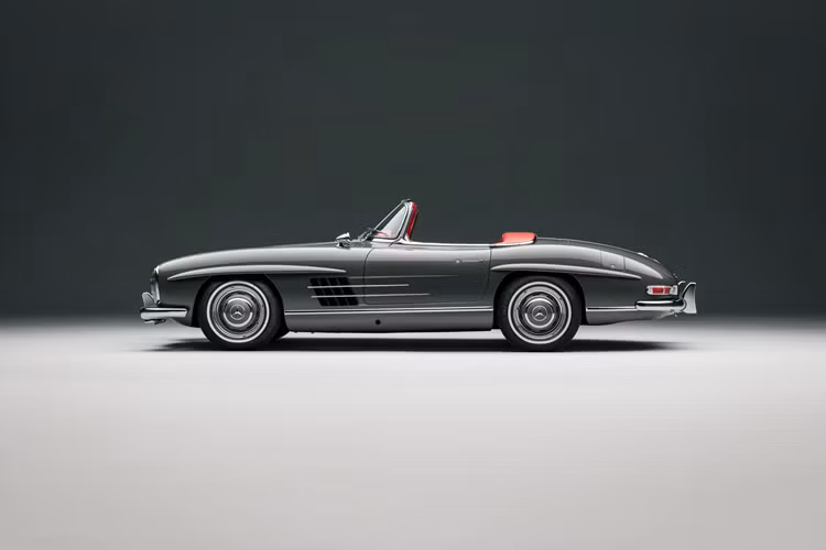 Ở thời điểm ra mắt, Mercedes-Benz 300SL Roadster mui trần mang trên mình nhiều công nghệ mà sau này đã trở nên phổ biến trong ngành công nghiệp ô tô bao gồm hệ thống phun nhiên liệu và khung gầm khung hình ống thừa hưởng từ xe đua.