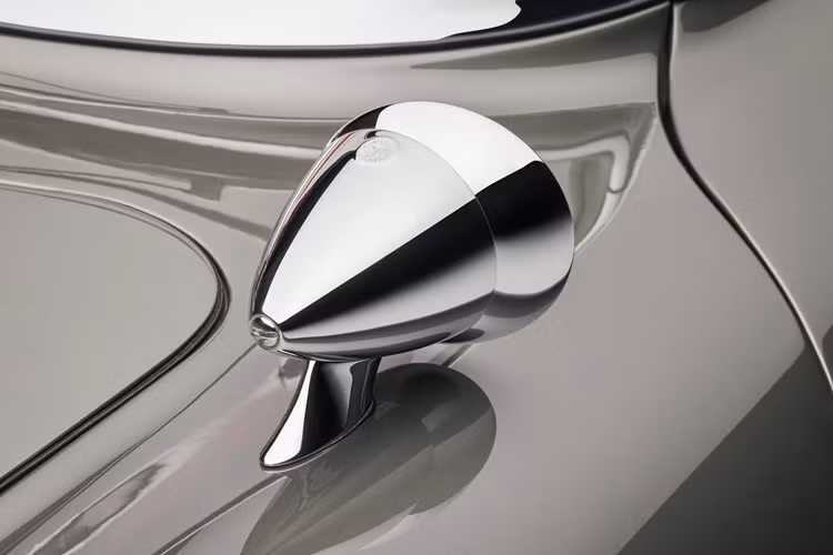 Để đảm bảo vận hành cho xe, các bộ phận cơ khí của 300SL cũng được đại tu toàn bộ với mọi bộ phận được phân loại, sửa chữa hoặc thay thế trước khi được lắp ráp lại một cách cẩn thận.