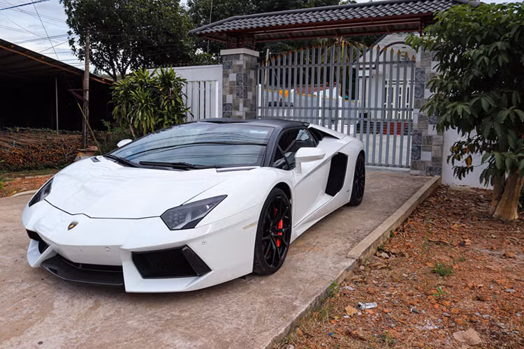 Hệ truyền động trên siêu xe mui trần Lamborghini Aventador LP700-4 Roadster vẫn là khối động cơ V12, dung tích 6.5 lít, tạo ra công suất tối đa 690 mã lực tại vòng tua máy 8.250 vòng/phút và mô-men xoắn cực đại 690 Nm tại vòng tua máy 5.500 vòng/phút.