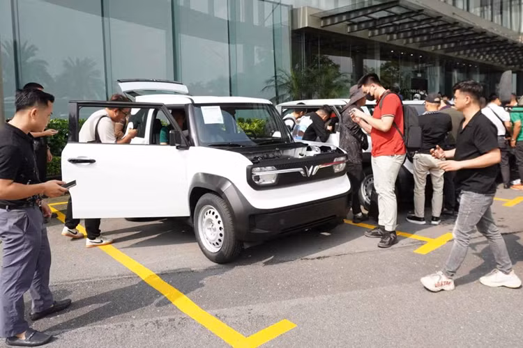 Tương tự các mẫu ôtô điện khác của VinFast, VF3 cũng được áp dụng chính sách bảo hành chính hãng tốt bậc nhất thị trường, với thời hạn 7 năm hoặc 160.000 km cho xe (tùy điều kiện nào đến trước), và 8 năm không giới hạn km cho pin.