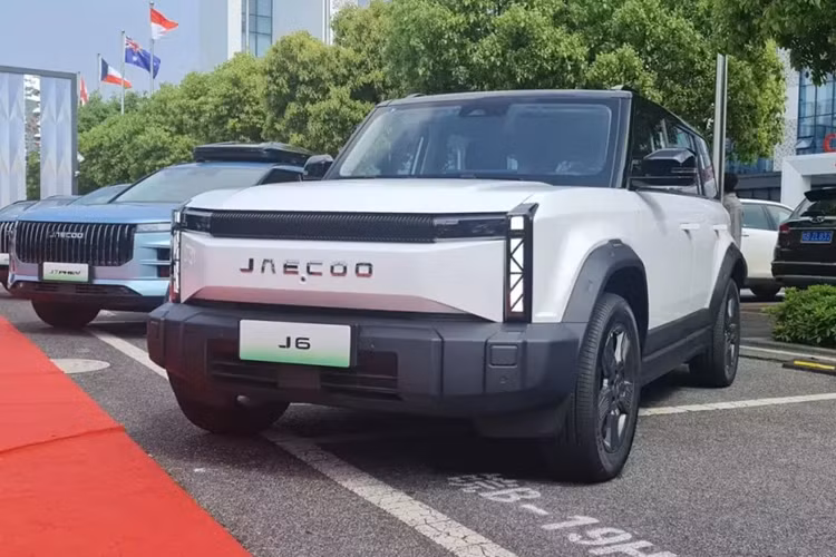 Trong sự kiện dành cho báo chí được tổ chức tại thành phố Vu Hồ, tỉnh An Huy, Trung Quốc, hãng xe Chery đã trưng bày hàng loạt mẫu ôtô dành cho các thị trường đang nổi. Trong số đó, có cả Jaecoo J6 2024 mới - mẫu SUV thuần điện đã được hãng xác nhận bán ở Việt Nam vào năm sau.