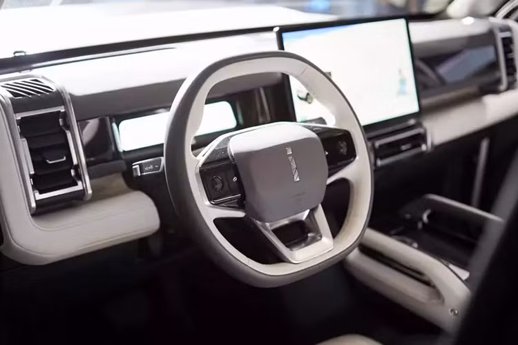 Cũng như Chery iCar 03, Jaecoo J6 có nhiều chi tiết ngoại thất được thiết kế như chữ "i", bao gồm đèn pha và đèn hậu nằm dọc. Bên cạnh đó là ốp cua lốp nổi bật, tay nắm cửa ẩn, 2 đèn phanh trên cao mang phong cách xe đua Công thức 1 và hộp chứa đồ như chiếc ba lô nằm trên cửa cốp sau.