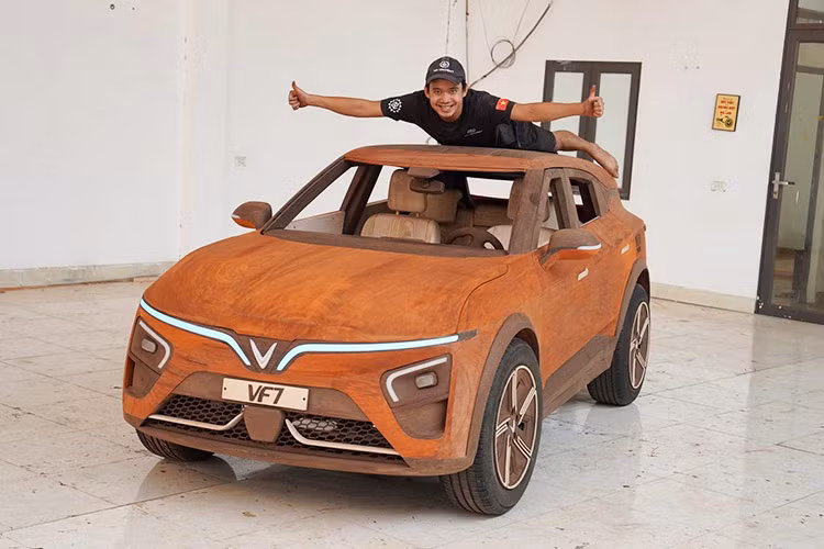 Các mẫu xe bằng gỗ của anh bao gồm: Ferrari 250 GTO, Lamborghini Sian, BMW 328 Hommage... hay chiếc bán tải điện Tesla Cybertruck được nhiều người chú ý.