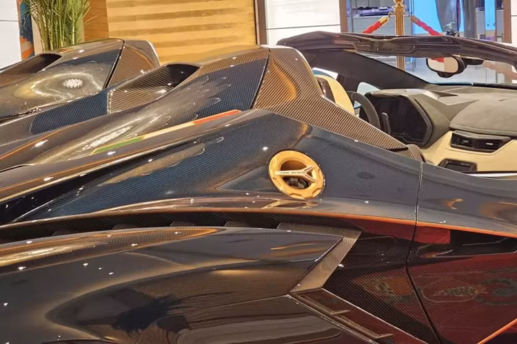 So với Lamborghini Sian mà Hoàng Kim Khánh tiết lộ đã đặt mua, chiếc xe mui trần tất nhiên được trang bị chiếc mui cứng có thể tháo rời, ngoài ra, hãng siêu xe Ý phải thiết kế để mẫu xe này đảm bảo tính khí động học, vẻ đẹp và cả sức mạnh của xe không thay đổi quá nhiều so với bản Coupe.