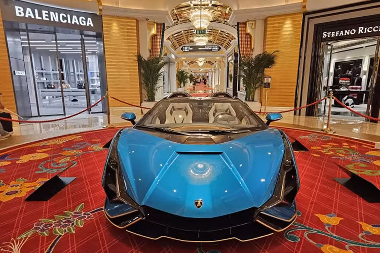  Lamborghini Sian bản giới hạn là dòng siêu xe triệu đô khá đắt đỏ, và còn lại thuộc bản giới hạn, rất hiếm có khó tìm trên toàn thế giới, vì thế, việc Hoàng Kim Khánh chia sẻ mua 1 chiếc Lamborghini Sian màu đen nhám, vào năm ngoái đã nhận được sự quan tâm. 