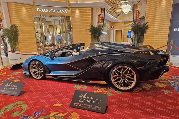 Dòng siêu xe Lamborghini Sian Roadster có giá ước tính 3,7 triệu đô la, tương đương 85 tỷ đồng, đắt hơn nhiều so với bản coupe.