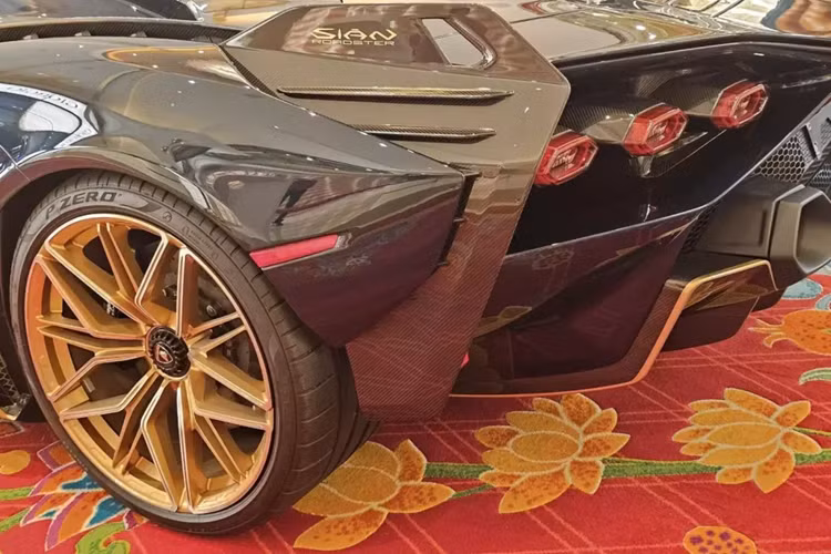 Hãng siêu xe Lamborghini đã thiết kế lại nắp động cơ thấp hơn, đi cùng hai trụ chống lật hai bên nhô cao, vòm qua đầu hành khách để bảo vệ họ. Hai bên hông, phía sau ghế ngồi cũng được thiết kế lại, kết hợp với kính cửa sổ cắt chéo mới giúp hành khách có thể tận hưởng cảm giác thích thú mà xe mang lại nhưng không bị gián đoạn bởi gió bên ngoài.
