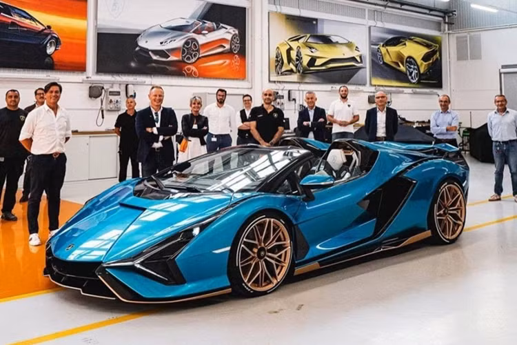 Bên trong khoang lái của Lamborghini Sian Roadster có màn hình cảm ứng kích thước 8.3 inch giống với trang bị của siêu xe Huracan EVO hay Centenario. Màn hình này cũng sẽ giúp người lái kiểm soát toàn bộ chiếc xe của mình. Ghế ngồi thể thao trên xe với thiết kế ôm sát được bọc da, vật liệu Alcantara với phần lưng ghế ốp carbon.