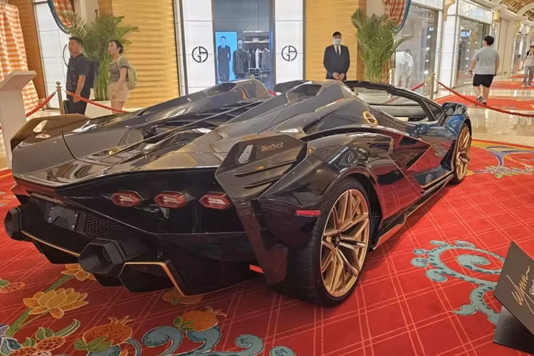 Chưa hết, động cơ của Lamborghini Sian mui trần còn kết hợp với hệ thống mild hybrid sử dụng mô-tơ điện 48 V, tạo ra công suất 34 mã lực và được tích hợp vào hộp số. Nhờ đó, Lamborghini Sian Roadster sở hữu công suất tổng cộng 808 mã lực và có thể tăng tốc từ vị trí xuất phát lên 100 km/h trong thời gian chỉ 2,8 giây trước khi đạt vận tốc tối đa 350 km/h.