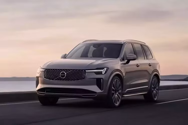 Vào ngày 4/9/2024, hãng Volvo đã chính thức tung ra phiên bản nâng cấp giữa vòng đời của dòng SUV hạng sang Volvo XC90. So với phiên bản cũ, mẫu Volvo XC90 2025 mới này được nâng cấp về mặt thiết kế, công nghệ và chất liệu nội thất cùng động cơ hybrid tiết kiệm nhiên liệu hơn.