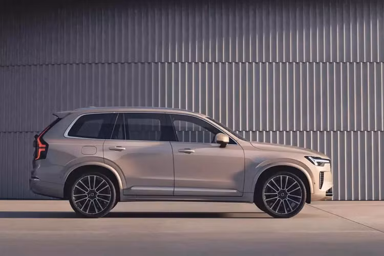 Phiên bản PHEV của Volvo XC90 2025 sở hữu công suất tổng cộng 455 mã lực và mô-men xoắn cực đại 709 Nm. Dù dùng động cơ nào, xe cũng được trang bị hộp số tự động 8 cấp và hệ dẫn động 4 bánh toàn thời gian.