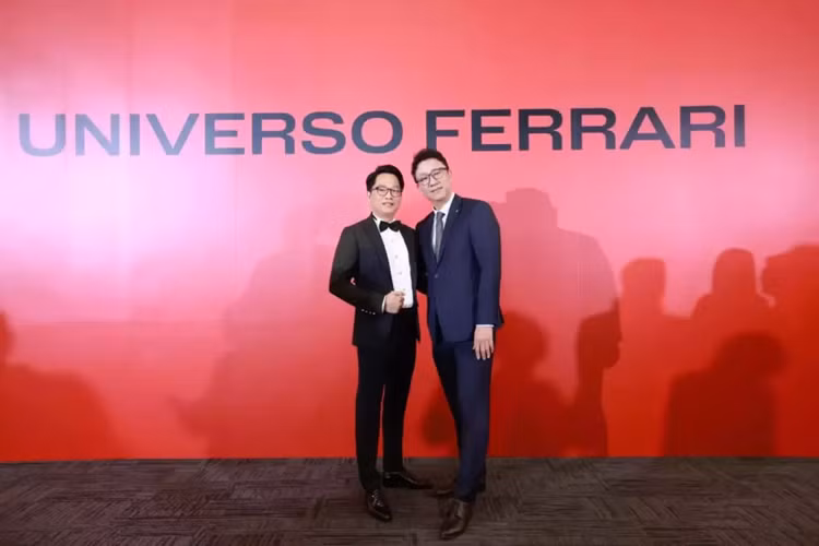 "Ngoài chiếc xe Ferrari F80 có giá chưa thuế 3,9 triệu USD (khoảng 92,7 tỷ đồng), xe chỉ sản xuất 799 chiếc trên toàn thế giới thì còn rất nhiều chiếc xe làm trái tim tôi rực lửa và có lẽ vợ chồng Khánh sẽ kiếm một chiếc cho riêng mình". đại gia Hoàng Kim Khánh chia sẻ về trải nghiệm tham dự sự kiện độc đáo Universo Ferrari của mình.