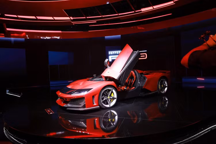 Ferrari 12Cilindri chính là mẫu siêu ngựa sẽ thay thế chiếc xe Ferrari 812 Superfast đã có 2 xe về Việt Nam, mẫu xe ngựa chồm này được xác nhận có 2 suất đầu tiên về nước, và người quan tâm lại chính là Cường Đô la và ông Đặng Lê Nguyên Vũ.