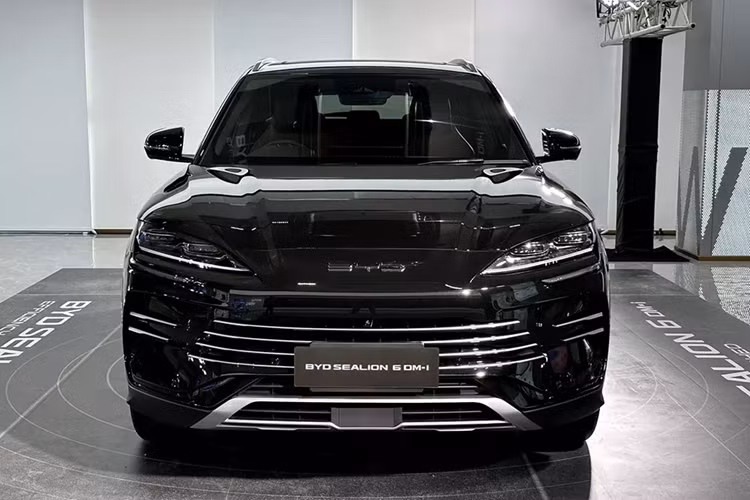 Mẫu xe SUV BYD Sealion 6 DM-i chính phiên bản Song Plus đang bán ra ở thị trường Trung Quốc và Seal U tại châu Âu. Mẫu xe này cũng đã chính thức được bán ở thị trường Thái Lan vào hồi tháng 8/2024.