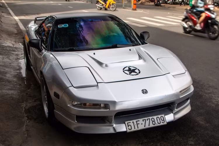 Sau khi đã sở hữu 1 chiếc xe Acura NSX đời 1991 với cặp mắt ếch, có thể thò thụt, ông "vua cà phê" Đặng Lê Nguyên Vũ tiếp tục săn lùng 1 chiếc xe khác, và tại Việt Nam các dân chơi đam mê dòng xe JDM sẽ không thể tìm ra được chiếc NSX thứ 3 nào.