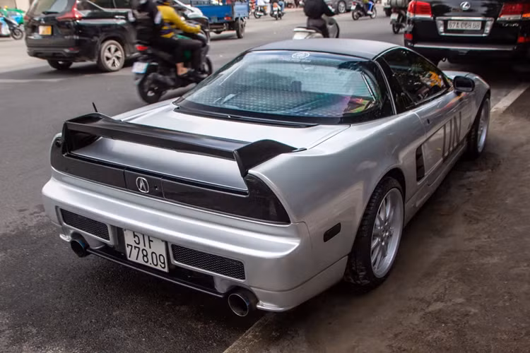 Cung cấp sức mạnh cho Acura NSX đời 1991 là động cơ V6 DOHC, dung tích 3.2L hút khí tự nhiên, kết hợp với công nghệ van biến thiên VTEC do Honda phát triển vào những năm 1980, sản sinh công suất lên đến 290 mã lực và 304 Nm mô-men xoắn. Tốc độ tối đa đạt 280 km/h. 
