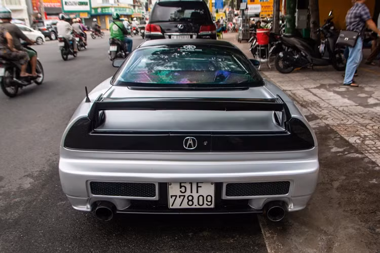 Vì được nhập khẩu từ thị trường Mỹ nên chiếc xe này mang tên gọi Acura NSX, còn các thị trường khác vẫn là Honda NSX. Đây cũng là mẫu xe thương mại đầu tiên trên thế giới sở hữu kết cấu thân xe làm bằng nhôm, mang lại độ cứng tốt hơn 50% và nhẹ hơn 40% so với vật liệu thép mà các kỹ sư của Honda tính đến trong quá trình phát triển.