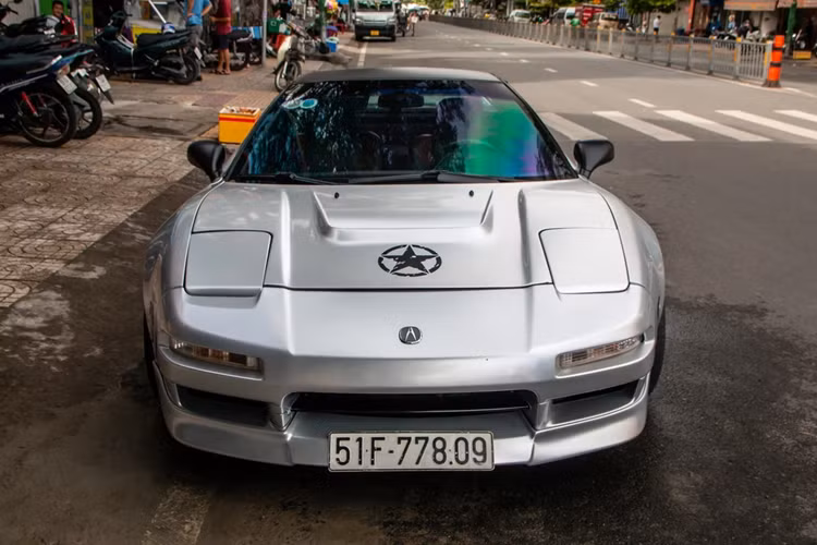 Honda/Acura NSX của Đặng Lê Nguyên Vũ thuộc thế hệ đầu tiên, xe được sản xuất trong giai đoạn 1990-2005. NSX là dự án cực kỳ nguy hiểm đối với Honda, một công ty vào cuối những năm 1980 chưa có vị thế lớn như ngày nay.