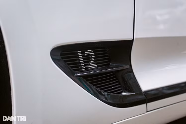 Bentley Continental GT W12 trang bị động cơ W12, dung tích 6.0 lít, sản sinh công suất tối đa 626 mã lực và mô-men xoắn cực đại 900Nm - mạnh hơn một số siêu xe của Lamborghini, Ferrari. Sức mạnh truyền đến bốn bánh xe thông qua hộp số tự động ly hợp kép 8 cấp.