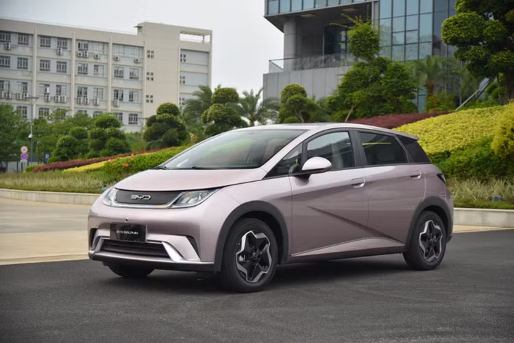 Về hệ truyền động của BYD Dolphin, xe được trang bị động cơ đồng bộ nam châm vĩnh cửu có công suất tối đa 70kW, tương đương 94 mã lực và mô-men xoắn cực đại 180 Nm. Trong khi động cơ dẫn động phiên bản Knight hiệu suất cao có công suất tối đa 130kW, khoảng 174 mã lực và mô-men xoắn cực đại là là 290 Nm.