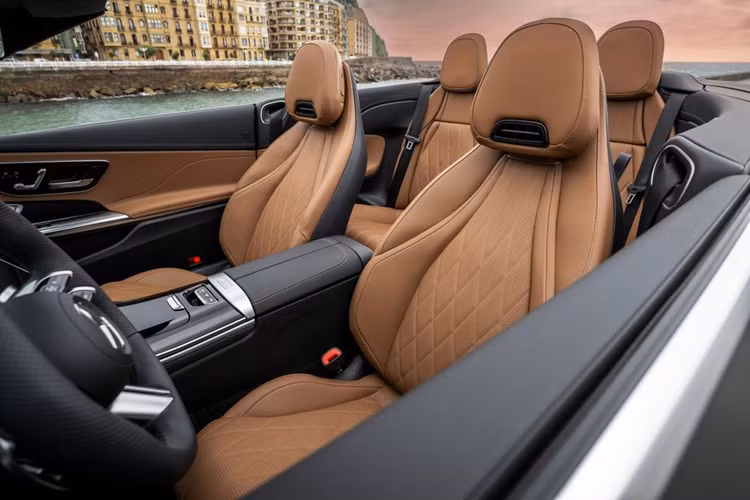 Nội thất Mercedes-Benz CLE Cabriolet 2024 mang đến không gian nội thất tinh tế và hiện đại. Theo Mercedes, ghế trước được thiết kế dành riêng cho mẫu xe này và có lớp phủ phản chiếu nhằm ngăn da bị hư hỏng vào mùa hè.