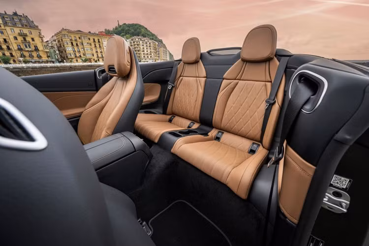 Tương tự các mẫu xe Mercedes mới khác có trợ lý AI tìm hiểu hệ thống tiện nghi nào mà người lái sử dụng vào những thời điểm nhất định. Ví dụ như gợi ý tuyến đường đi làm hoặc về nhà, hệ thống có thể tự động bật sưởi ghế khi nhiệt độ bên ngoài giảm xuống thấp.