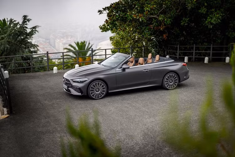 Trong khi đó, tại châu Âu có tuỳ chọn Diesel, đối với CLE Cabriolet được phân phối tại Bắc Mỹ sẽ có tuỳ chọn CLE300 (4 xi-lanh) và CLE450 (6 xi-lanh) giống với chiếc coupe. Mercedes-Benz CLE300 tiêu chuẩn được trang bị động cơ (mã M254) tăng áp 2.0 lít I4 sản sinh công suất 255 mã lực và mô-men xoắn 400 Nm.