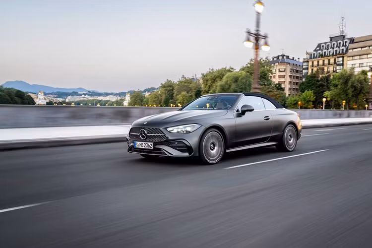 Mercedes-Benz CLE-Class 2024 bản Cabriolet (mui trần) hướng đến những khách hàng yêu thích việc cầm lái chiếc xe mui trần mang hiệu suất. Mercedes-Benz CLE Cabriolet 2024 mang đến một thiết kế cuốn hút với các đường nét mềm mại nhưng vẫn giữ phong thái thể thao.
