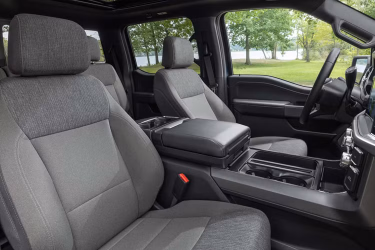 Theo nhận định của nhà phân tích ô tô John McElroy, Ford ghi nhận doanh số bán hàng ngay khi xe rời khỏi nhà máy, không phải khi đến tay đại lý. Hãng cũng sẵn lòng trả tiền lưu trữ cho những chiếc xe này nếu cho phép đáp ứng các chỉ số doanh thu được báo cáo cho Phố Wall.