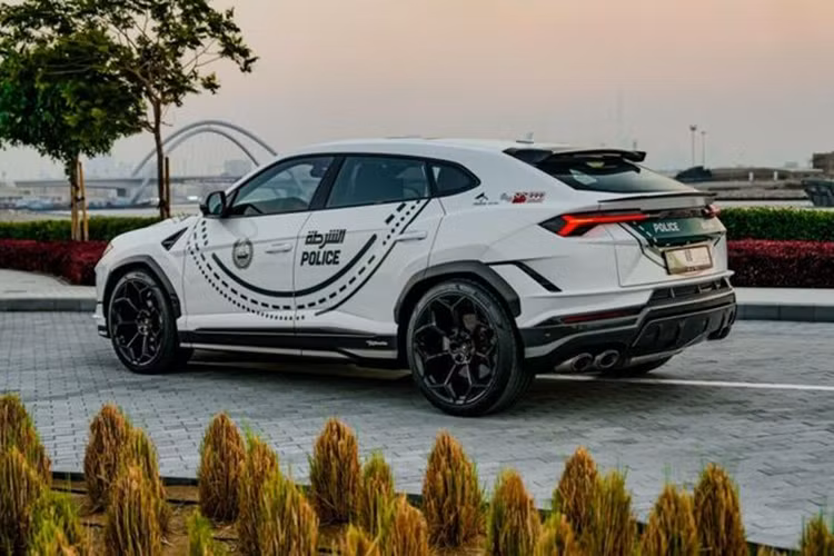 Giám đốc Lamborghini khu vực Trung Đông và Châu Phi, Paolo Sartori, nhận xét rằng công ty “rất vui mừng” được tiếp tục hợp tác với Cảnh sát Dubai khi chiếc Urus tiêu chuẩn được giao vào năm 2022.
