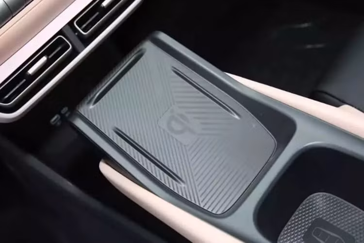 Phiên bản Freedom Edition và Flying Edition được trang bị bảng sạc không dây cho điện thoại di động và hỗ trợ sưởi ghế trước cũng như điều chỉnh điện sáu hướng cho ghế lái.