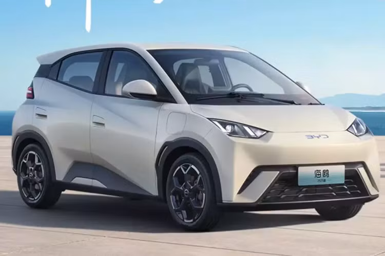 Là phiên bản nâng cấp hàng năm, BYD Seagull 2025 chạy điện có những thay đổi tinh tế về kiểu dáng và một số phiên bản đã bổ sung thêm cấu hình mới như ghế trước chỉnh điện. Chiếc xe mới có bốn màu ngoại thất đen, xanh, trắng và hồng đào, cũng như hai màu nội thất xanh và Hồng Dune.