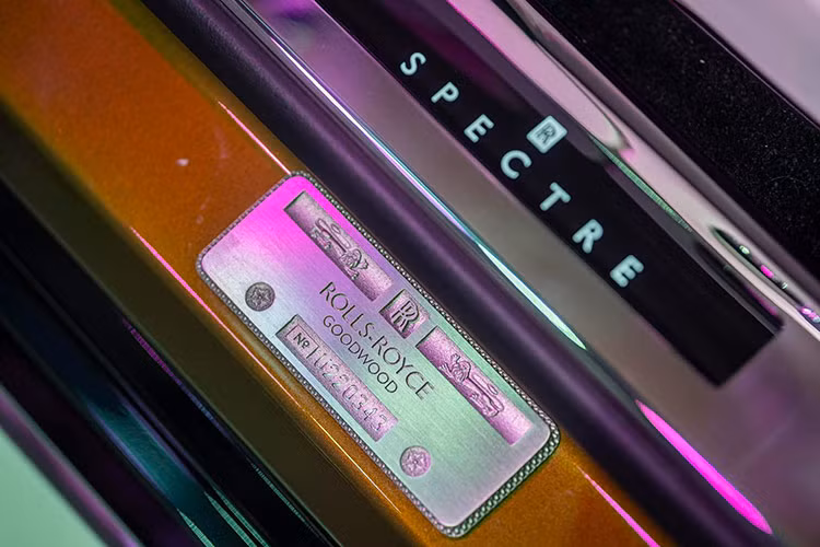 Rolls-Royce Spectre năng động hơn các mẫu xe đang bán trên thị trường của hãng khi nhìn từ bên hông, điều này thể hiện rõ qua nẹp sườn thể thao, và bộ la-zăng kích thước 23 inch thiết kế rất táo bạo, không theo khuôn mẫu như đa số các dòng xe khác.