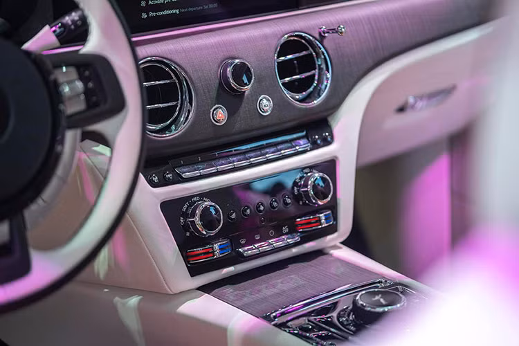 Rolls-Royce Spectre là mẫu coupe 4 chỗ hai cửa, xe có chiều dài, chiều rộng và chiều cao của thân xe lần lượt là 5.453/2.080/1.559 mm, chiều dài cơ sở 3.210 mm, bán kính quay vòng 12,7m và trọng lượng không tải 2.975 kg.